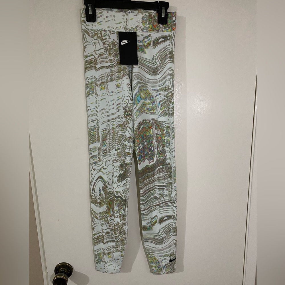 NWT Nike Tight fit / High rise / Full Length leggings